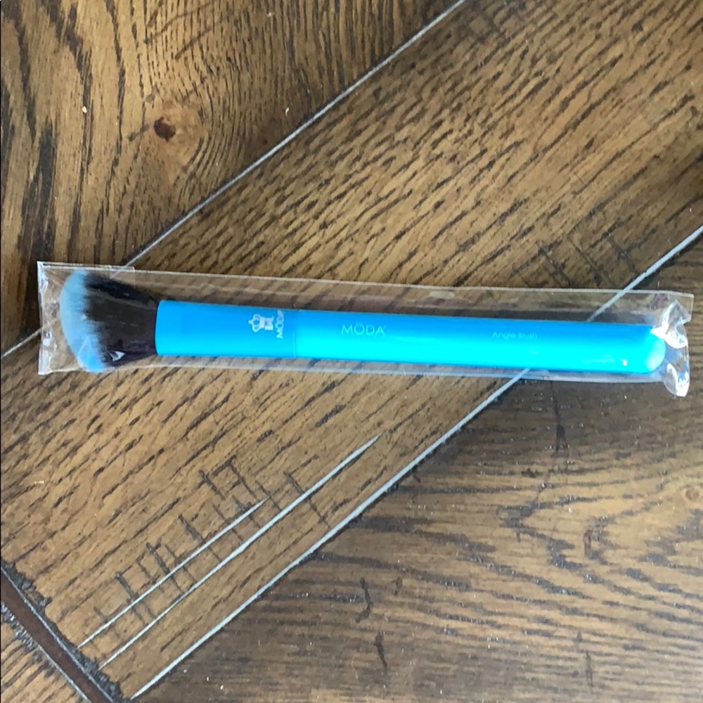 Moda Angle Brush